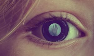 Lee más sobre el artículo Descubre por qué tiemblas en el ojo izquierdo y conoce sus causas